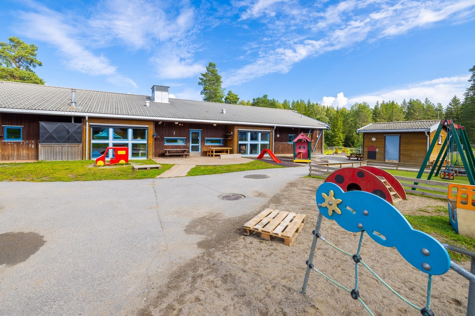 Ramstadskogen barnehage ligger på andre siden av veien. Galleribilde