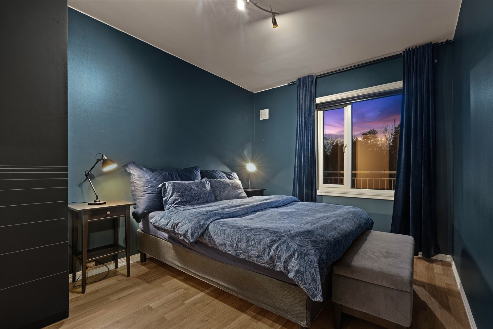 Leiligheten har to soverom som ligger på hver sin side av entréen. Galleribilde