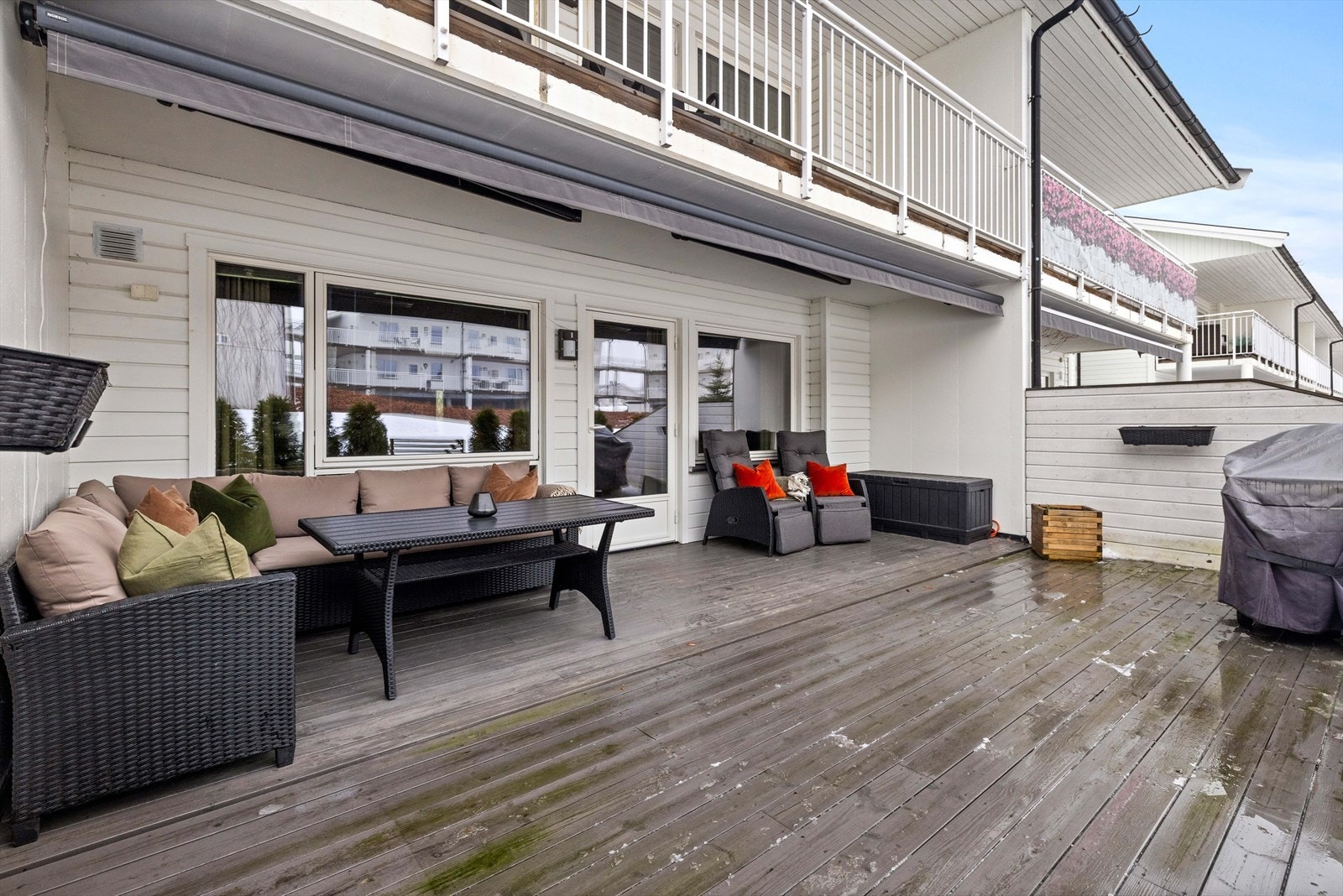 Terrassen vender mot sydvest og har gode solforhold fra dag til kveld. Galleribilde