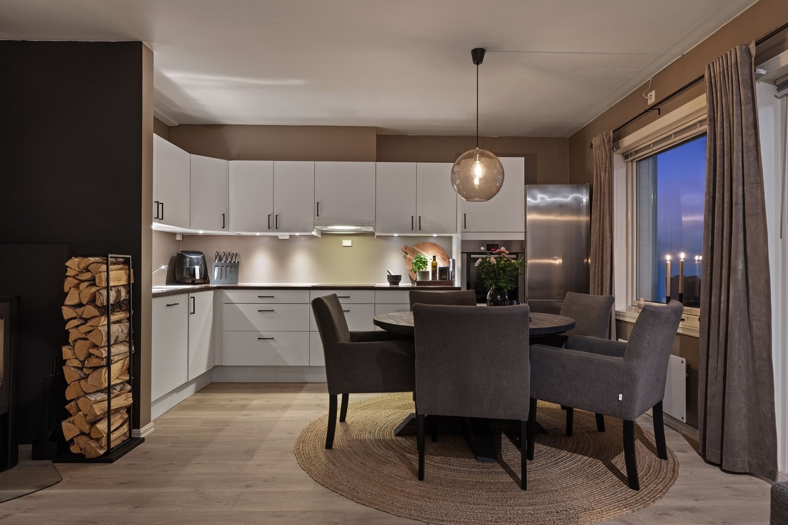 Kjøkkenet er pent og funksjonelt, med vinklet innredning og god skapplass. Galleribilde