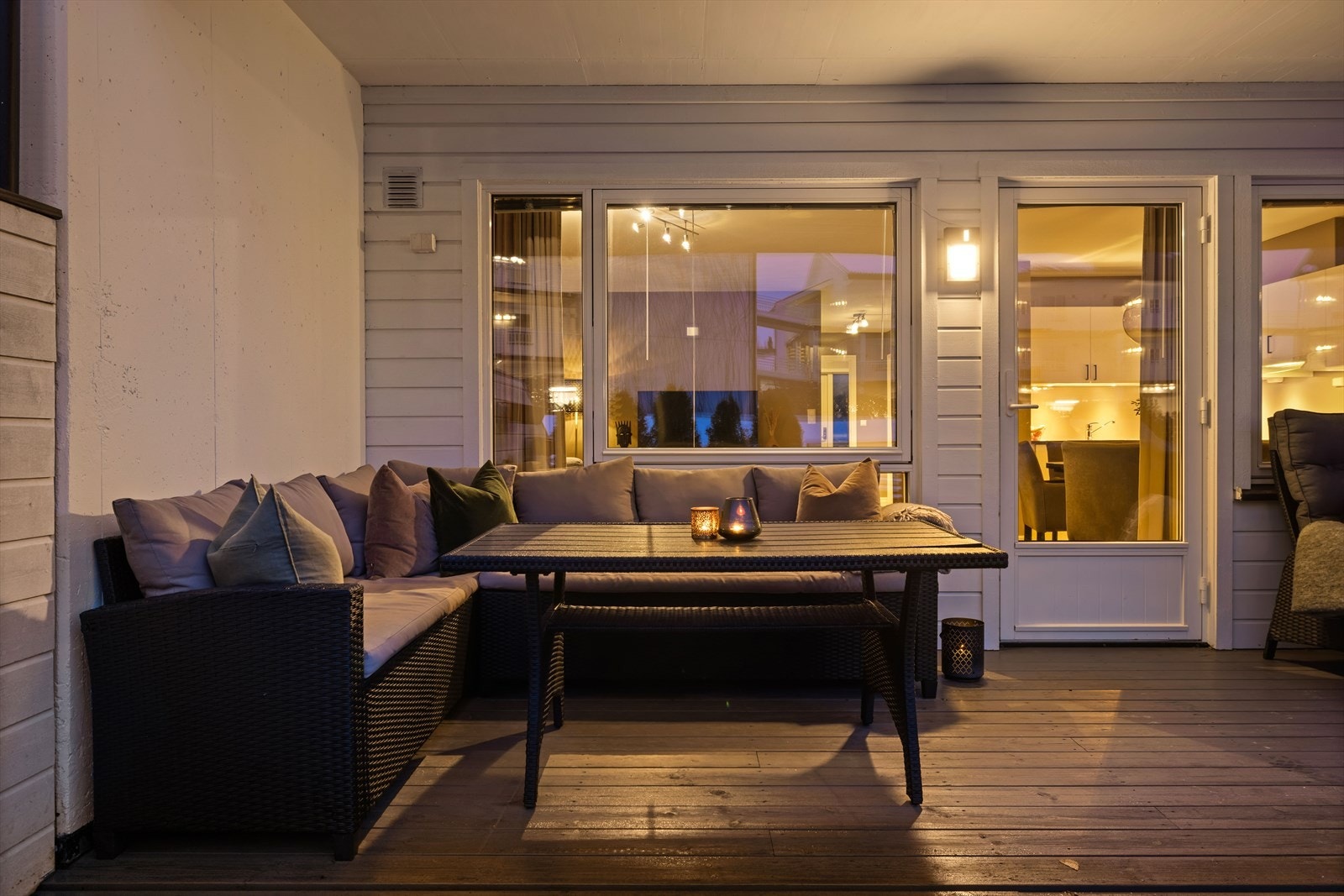 Terrassen har god plass til utemøblement og grill, hvor ca. 10 kvm er overbygd. Galleribilde