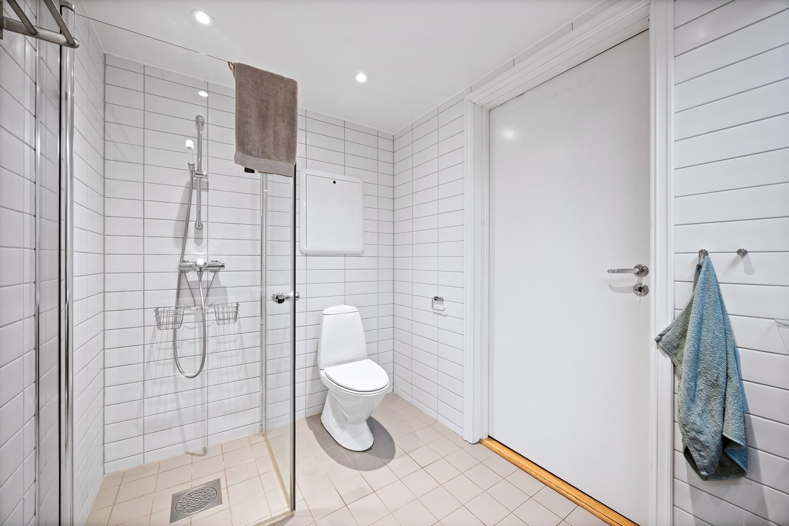 God belysning fra downlights i taket. Galleribilde