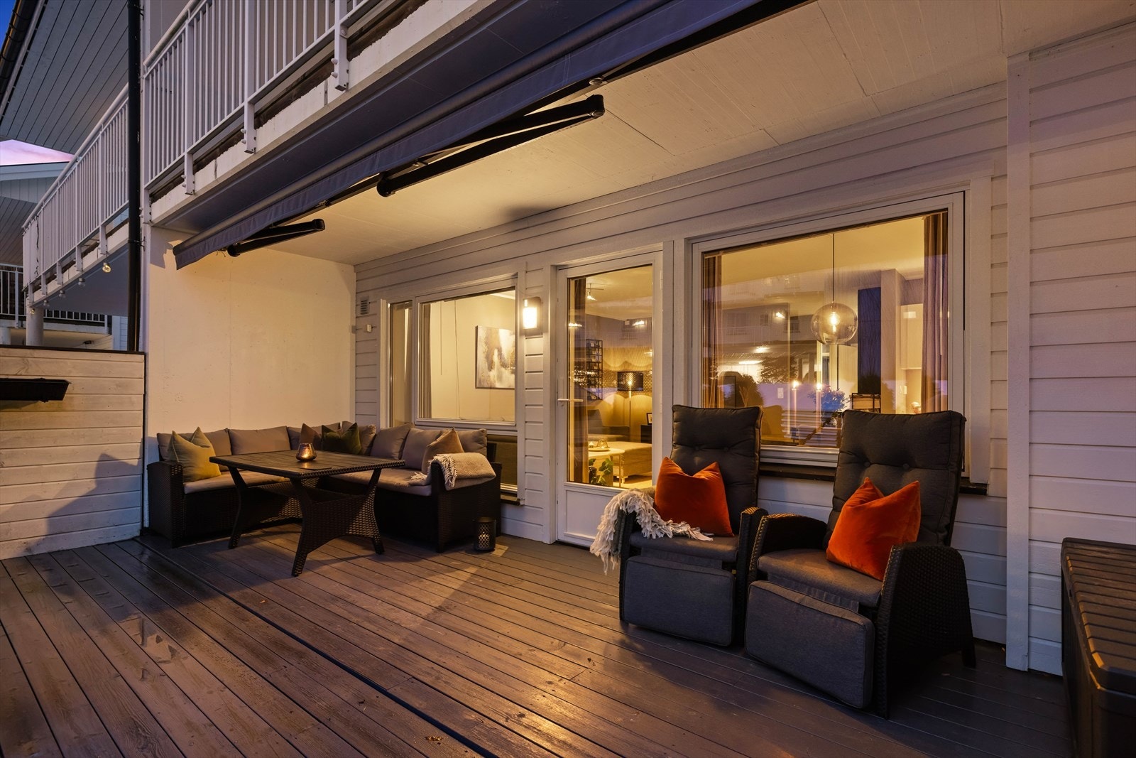 Markise er montert, og det er levegger mot naboer som sikrer en privat uteplass. Galleribilde