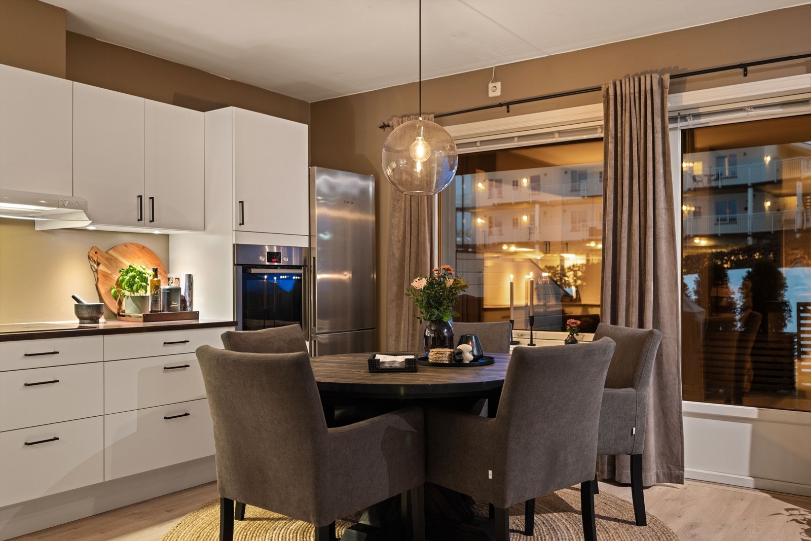 Hyggelig spiseplass i tilknytning til kjøkkenet. Galleribilde