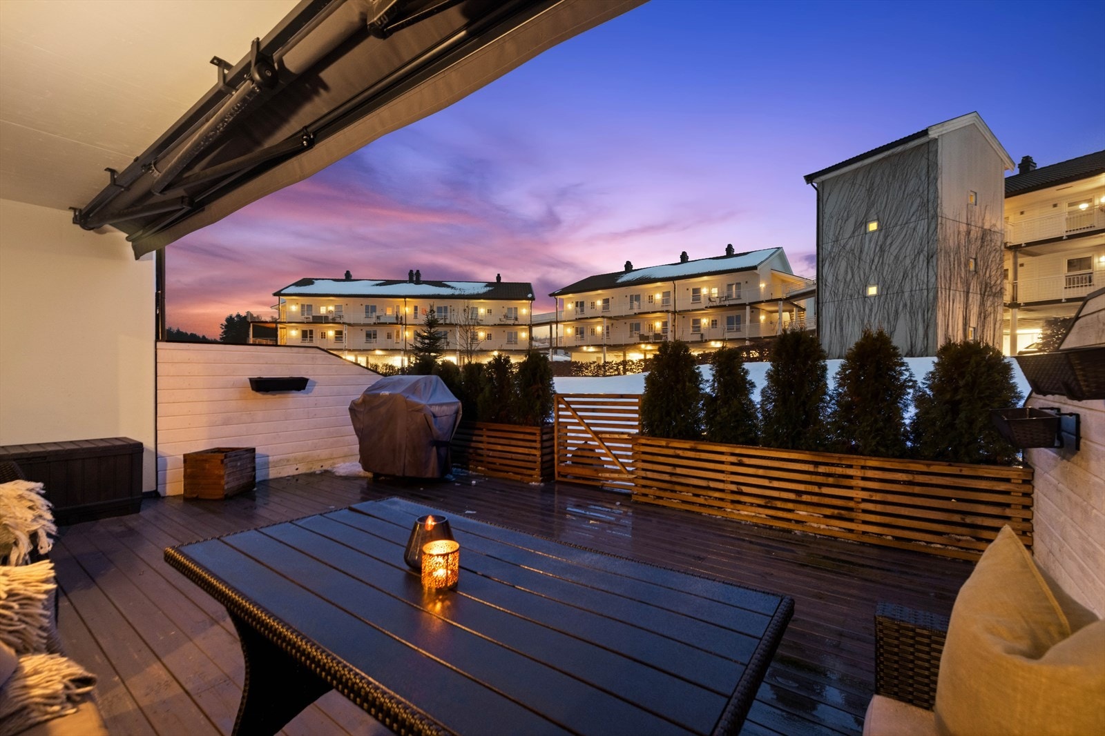 Plassbygd plantekasser med hekk og post ut til hage og fellesareal. Galleribilde