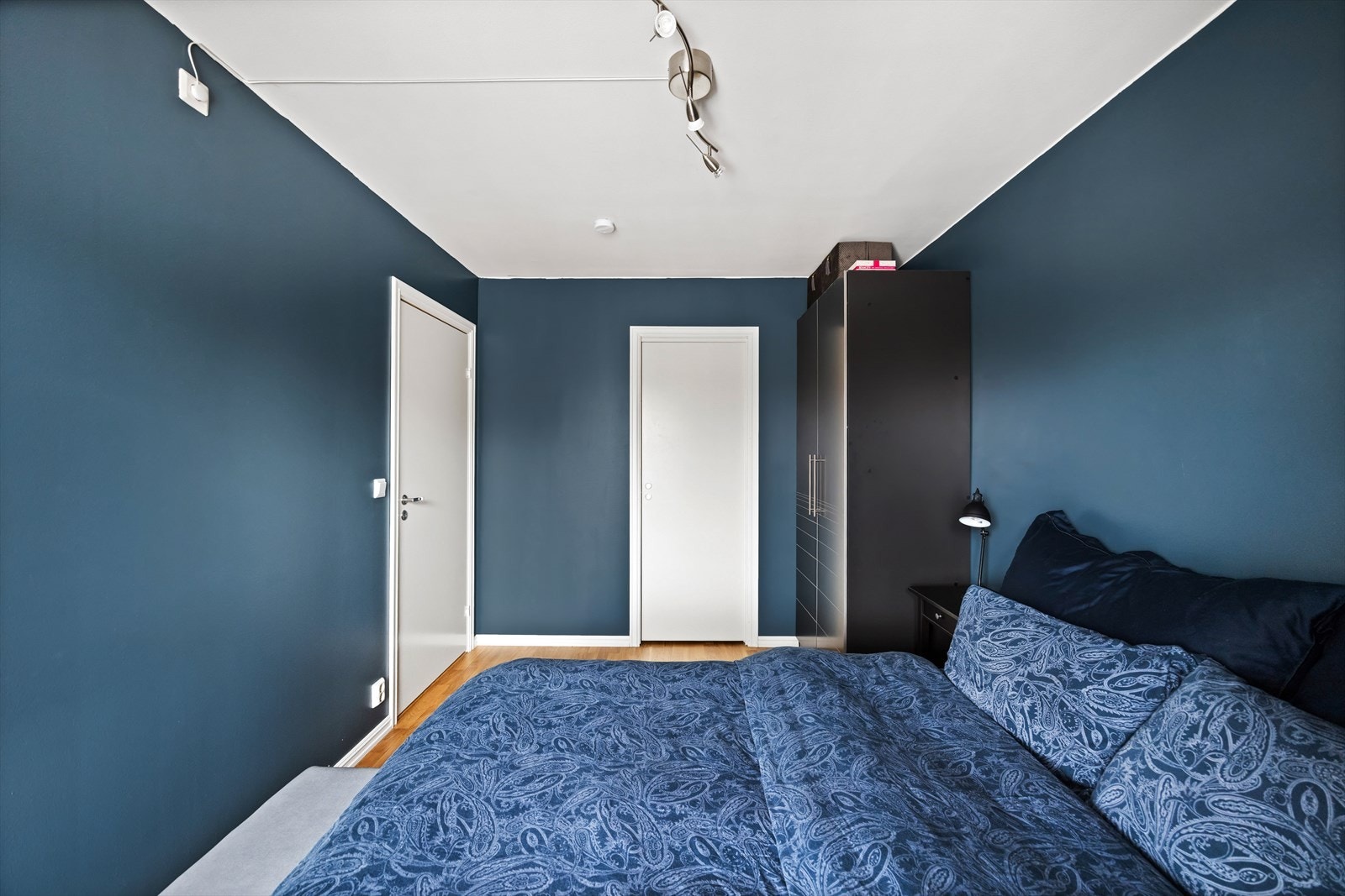 Begge soverommene er malt i rolige farger og har garderobeskap montert. Galleribilde