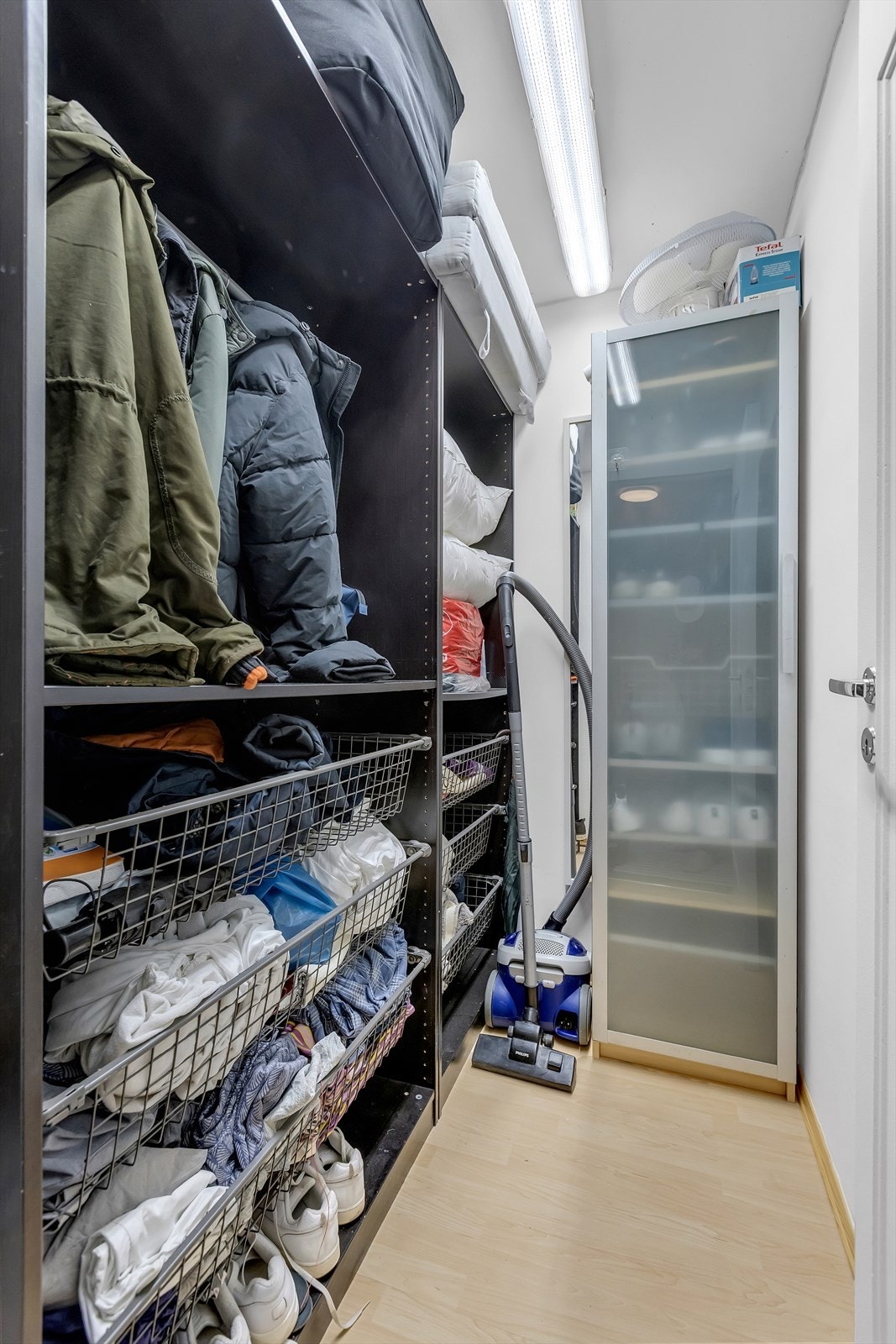 Walk-in/oppbevaringsrom med hyller og hengeløsning som gir svært god garderobeplass. Galleribilde