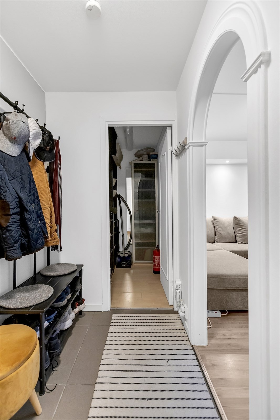 Gang/entré med god lengde og fine soner for yttertøy og oppbevaring. Galleribilde