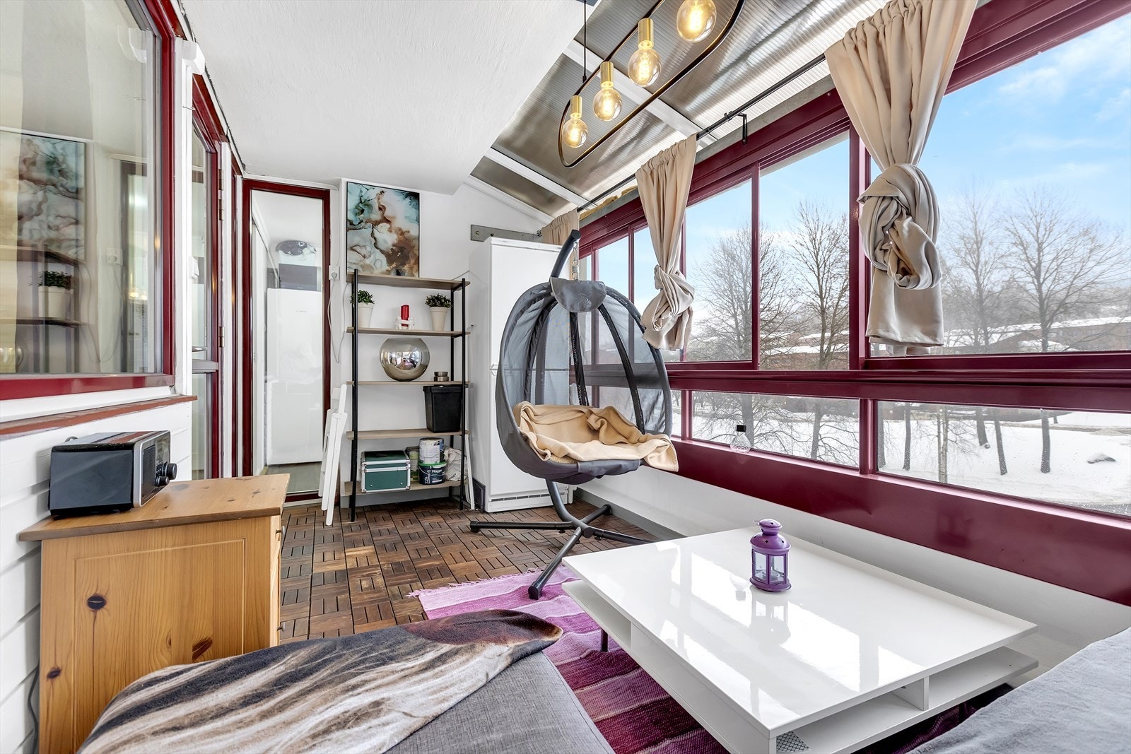 Et annet perspektiv fra balkongen som viser den gode plassen til møbler og oppbevaring. Galleribilde