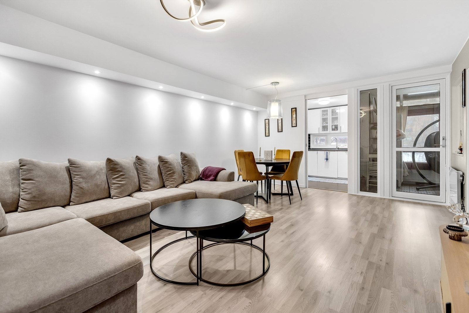 Lang stuevegg gir fleksibel møblering og en luftig romfølelse gjennom hele stuen. Galleribilde