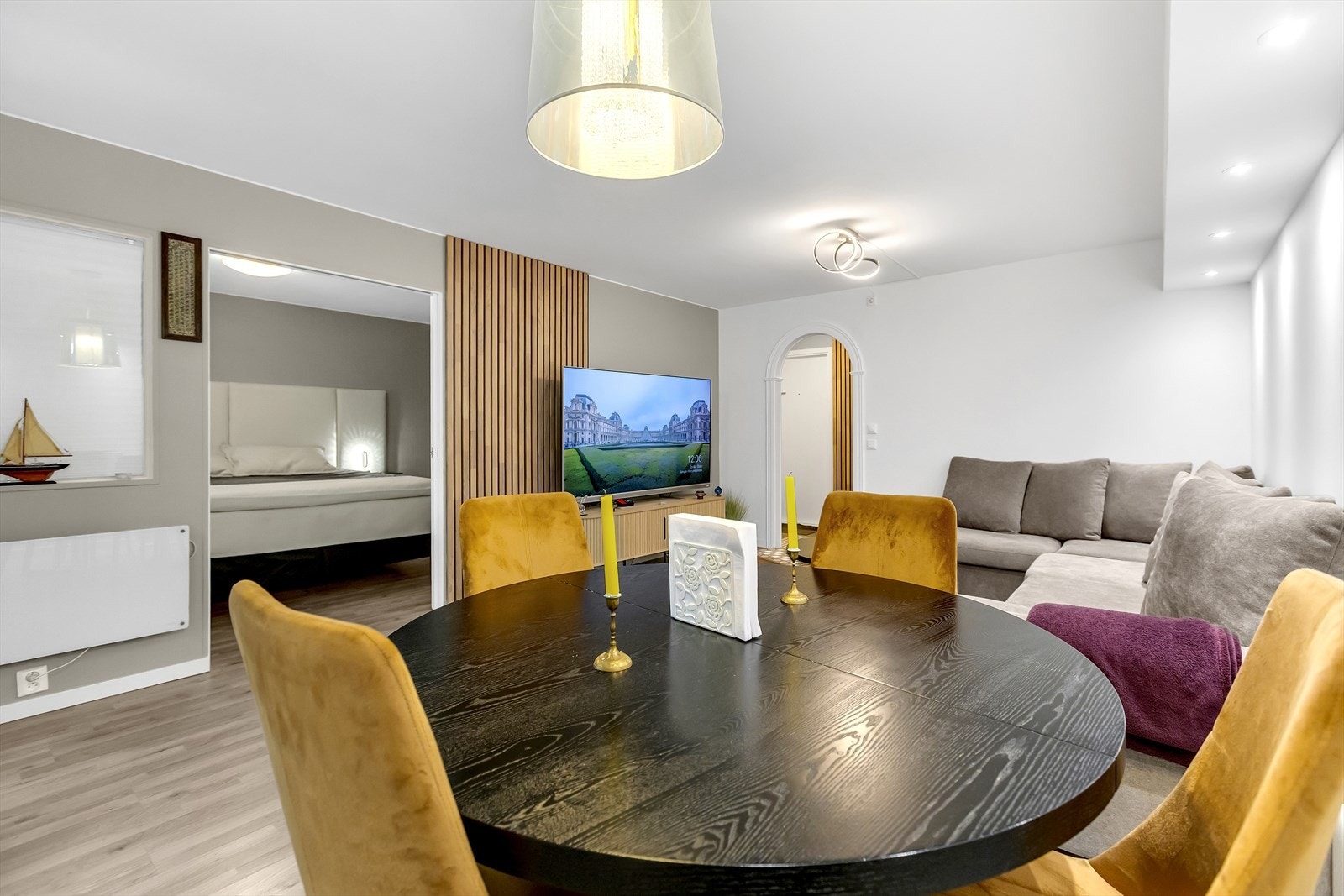 Rundt spisebord med god sitteplass - et naturlig samlingspunkt i boligen. Galleribilde