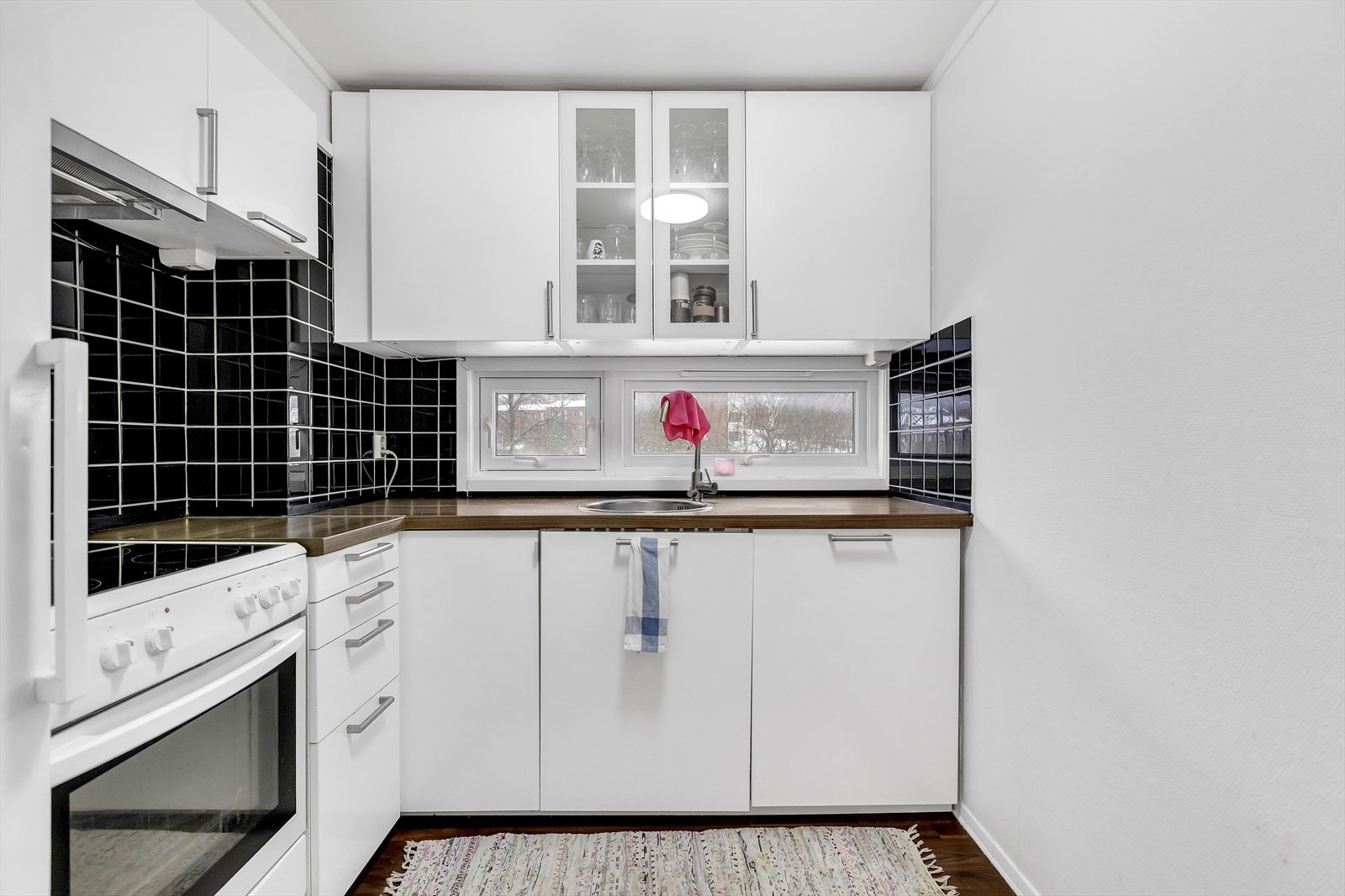 God skap- og benkeplass gir en effektiv kjøkkenhverdag, med plass til alt du trenger. Galleribilde