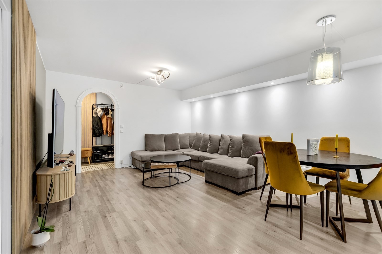 Stor stue med god avstand mellom sofagruppe og spisebord - lett å skape flere soner. Galleribilde