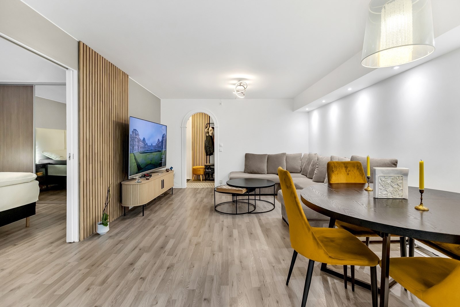 Spiseplass i tilknytning til stuen - perfekt for middager uten at du mister romfølelsen. Galleribilde