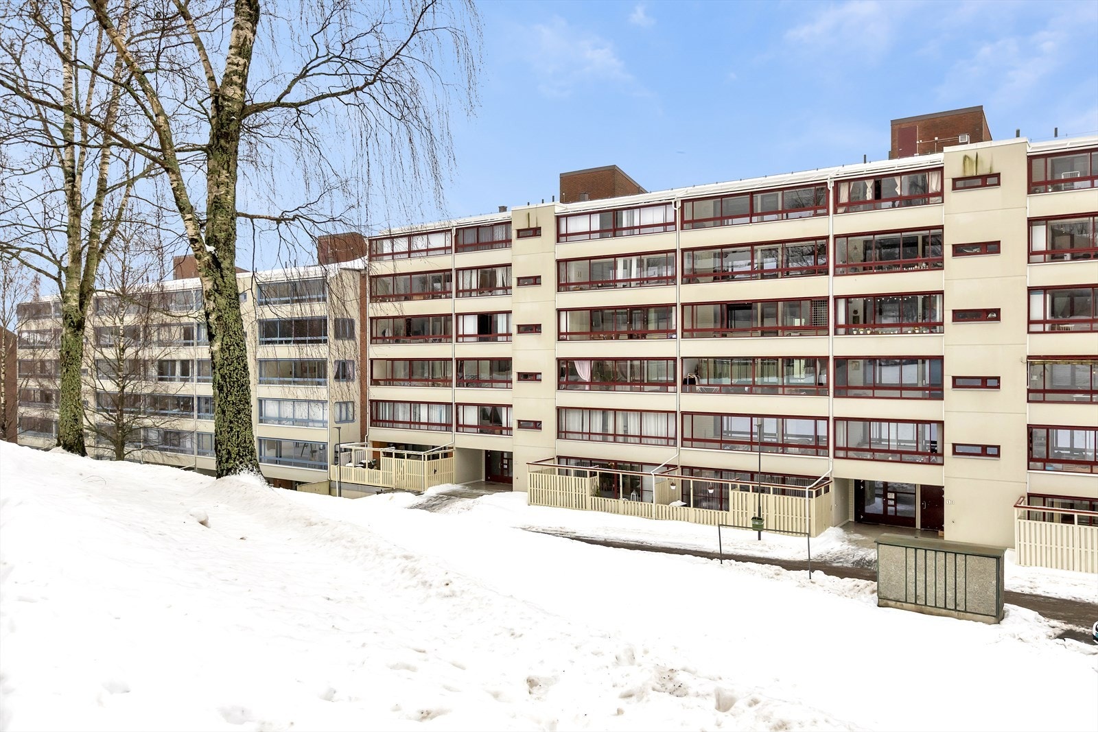 Flott oversiktsbilde av bygningsmassen - tydelig inntrykk av størrelse, uttrykk og plasseringen i området. Galleribilde