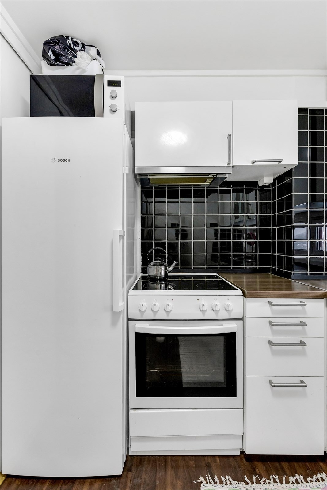 Funksjonelt kjøkken med god plass til hvitevarer og oversiktlig arbeidsområde. Galleribilde