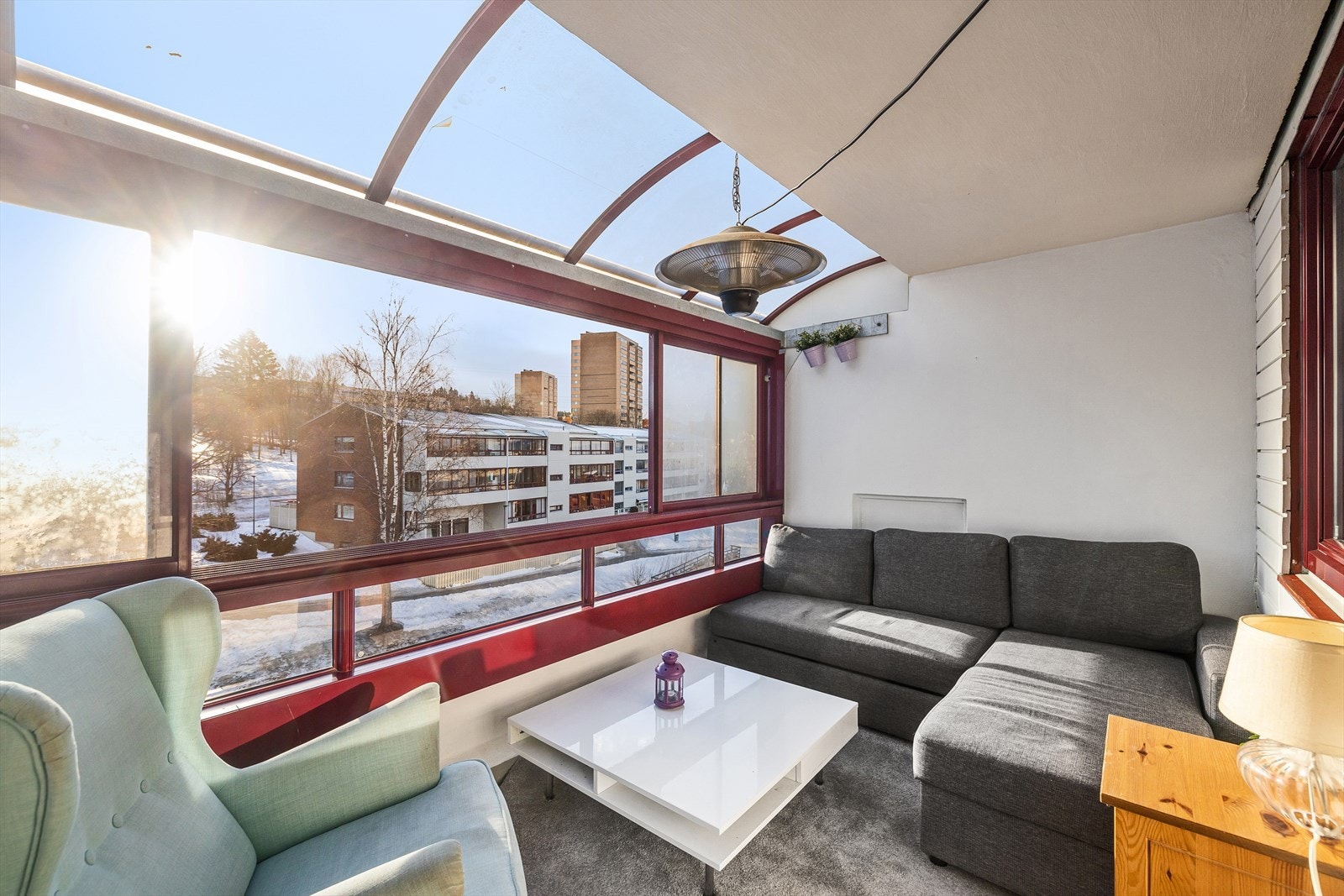 Innglasset balkong innredet som ekstra oppholdsrom - her får du "vinterhagefølelsen" store deler av året. Galleribilde