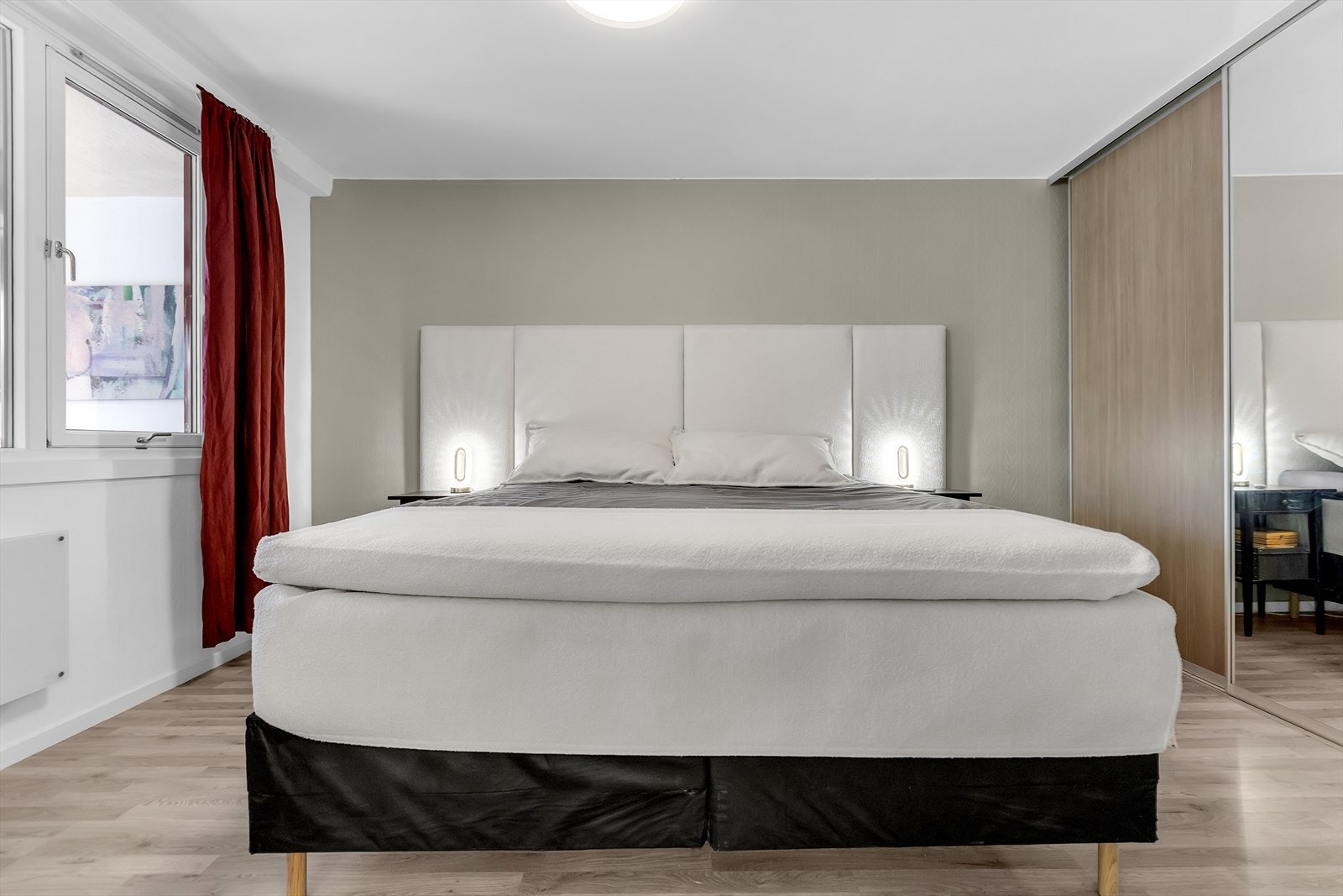 Soverom med plass til dobbeltseng og en rolig atmosfære som inviterer til hvile. Galleribilde