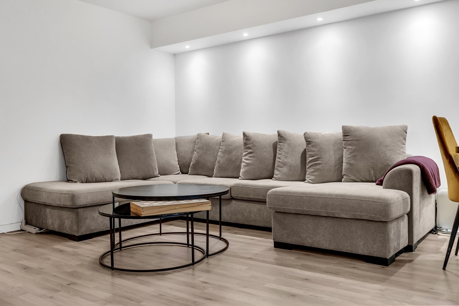 Komfortabel sofakrok med plass til både avslapning og gjester. Galleribilde