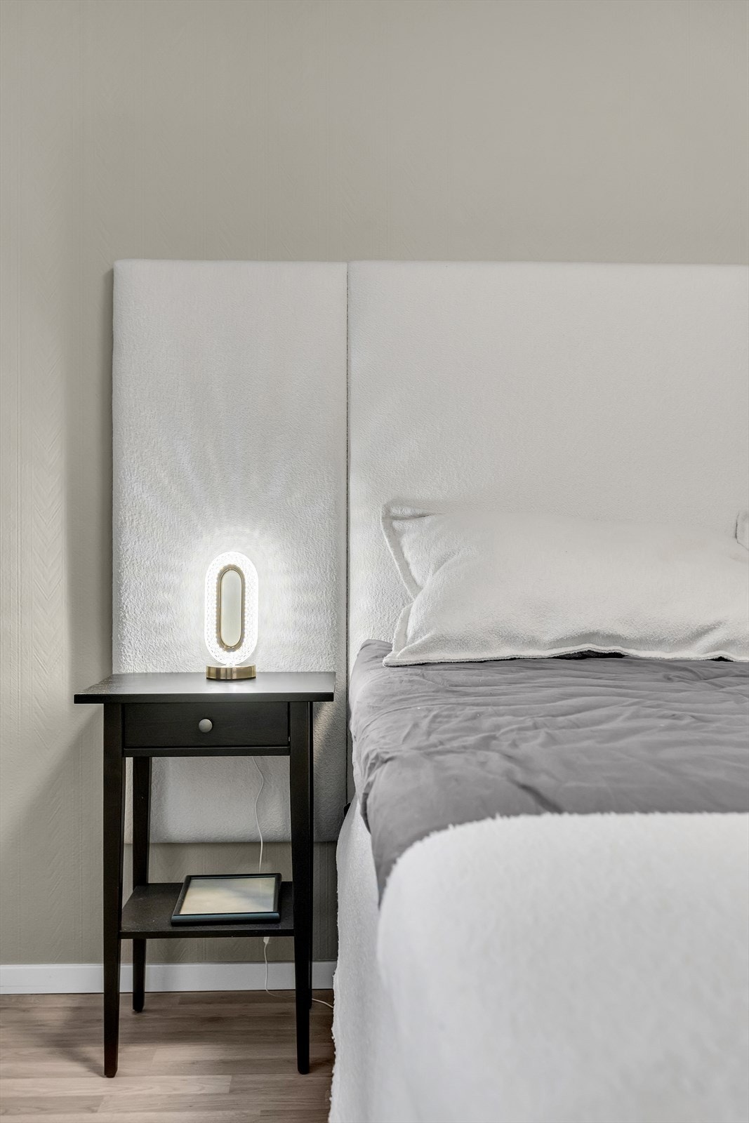 Detalj fra soverommet med nattbord og behagelig belysning - lun stemning. Galleribilde