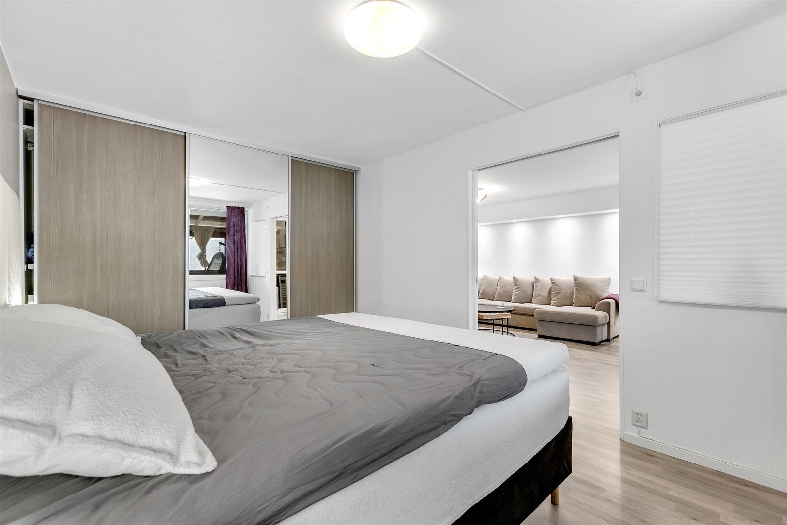 Utsyn fra soverommet mot resten av leiligheten - praktisk og lett tilgjengelig planløsning. Galleribilde