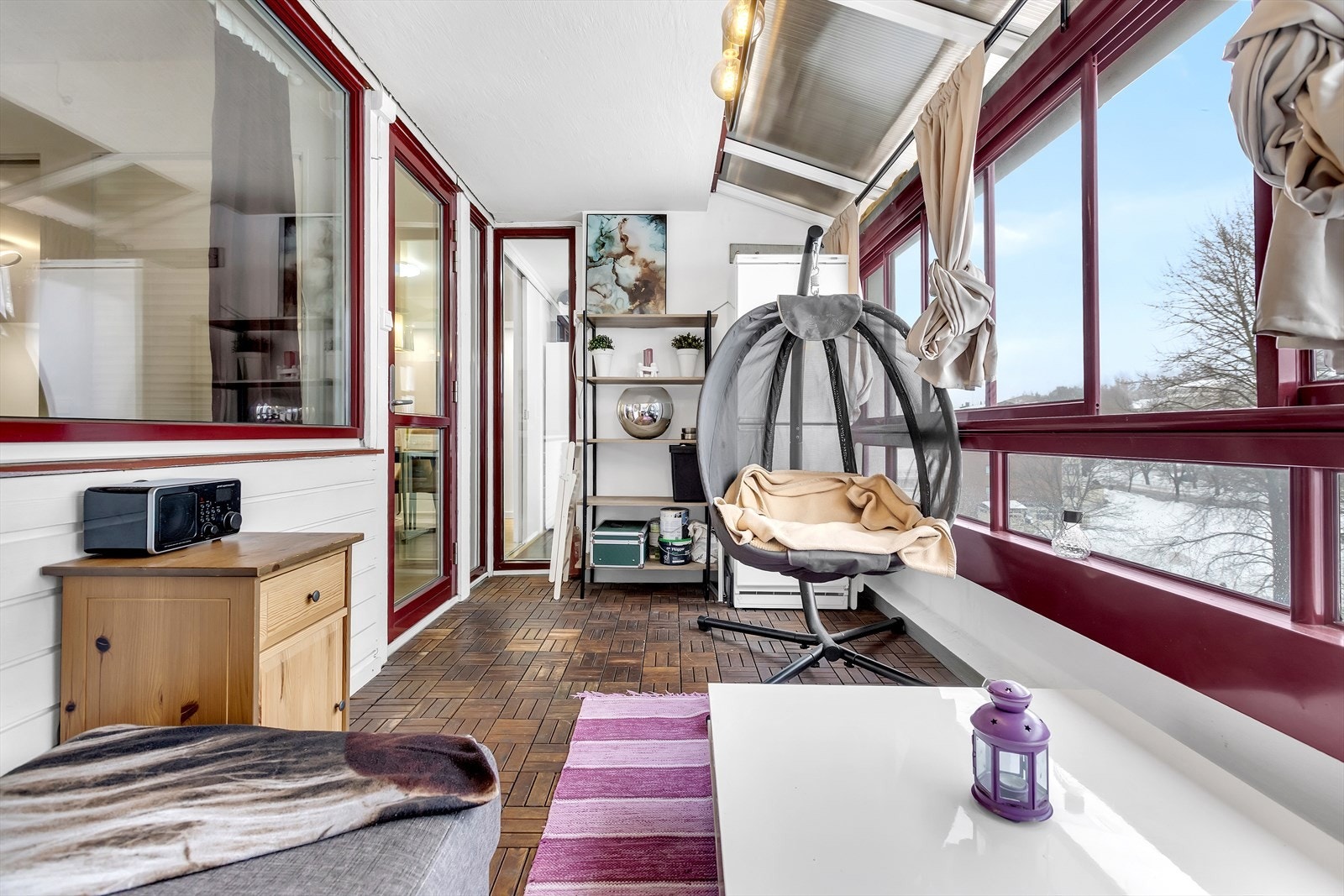 Innglasset balkong med lengde og bredde - super til både servering, hobby eller hjemmekontorhjørne. Galleribilde