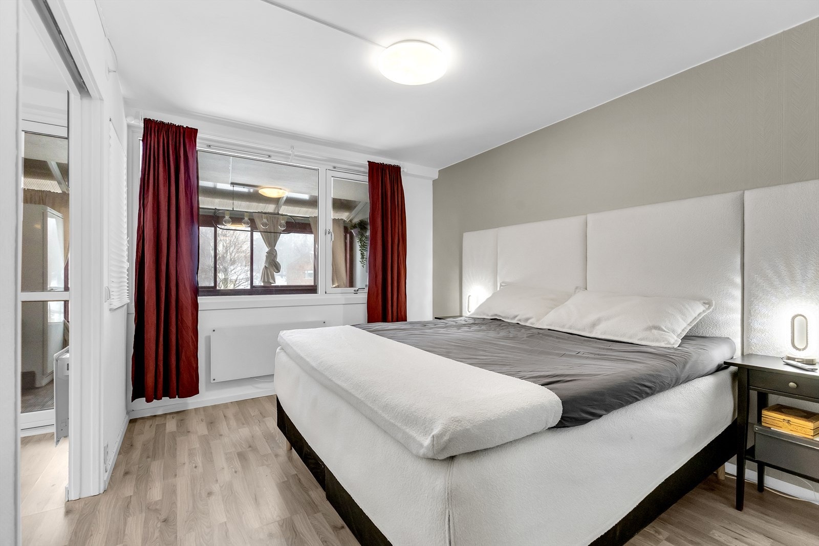 God plass til dobbeltseng og nattbord på soverom. Galleribilde