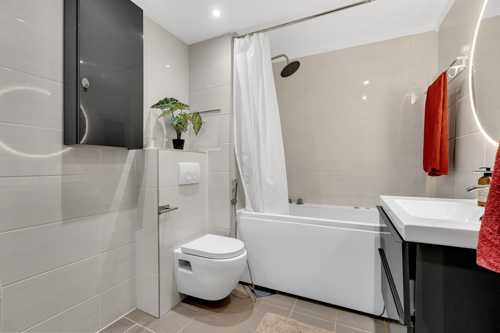 Badet fra en annen vinkel - oversiktlig plan med vegghengt toalett og praktiske flater. Galleribilde