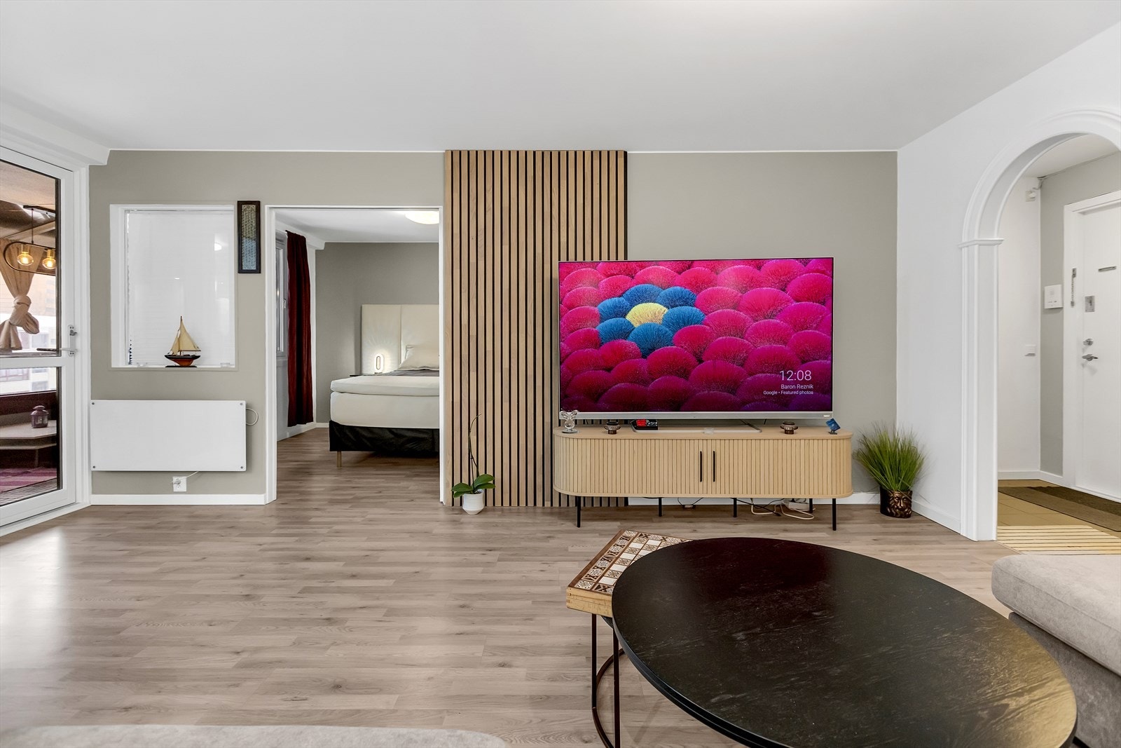 Stue sett mot TV-løsning og videre adkomst - praktisk plan med åpne flater. Galleribilde