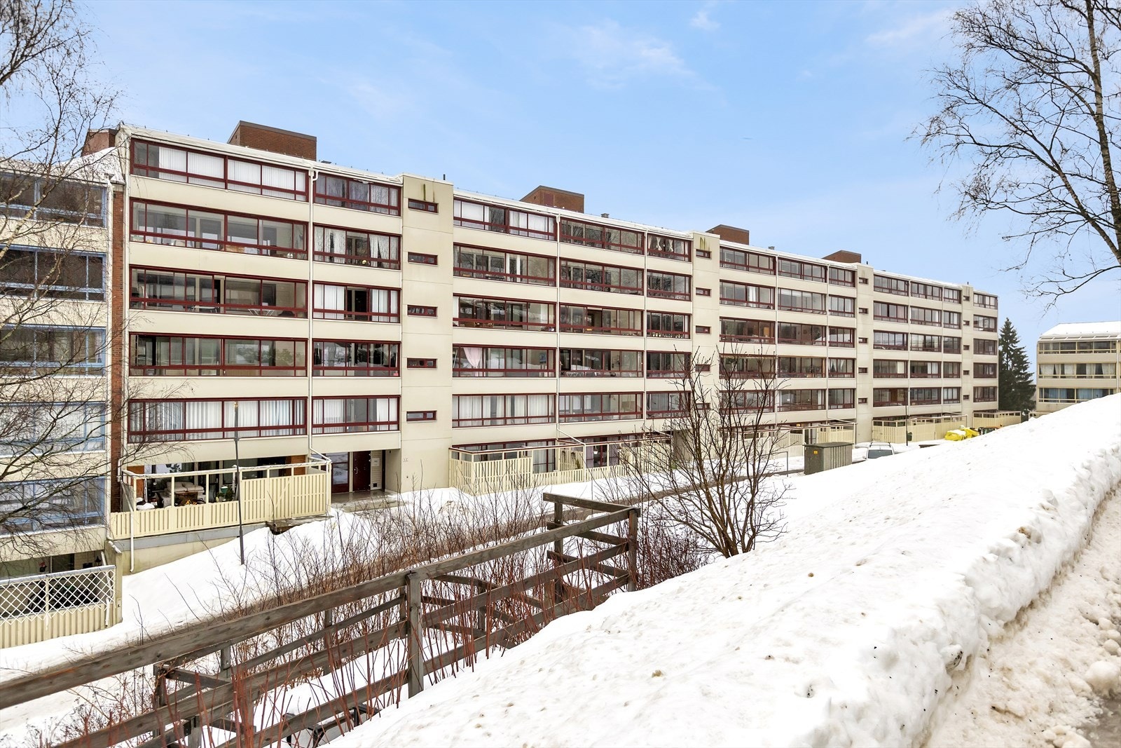 Fasade og utearealer - ryddige fellesområder med gangvei og grønne soner rundt bebyggelsen. Galleribilde