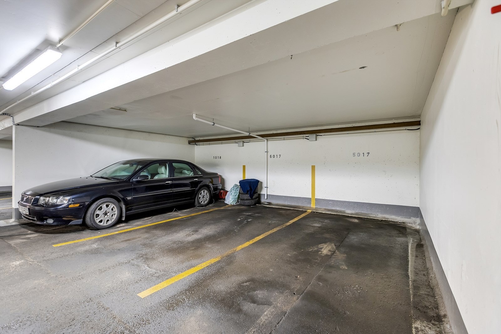 Parkering i felles garasjeanlegg - oversiktlig inn- og utkjøring og god plass til manøvrering. Galleribilde