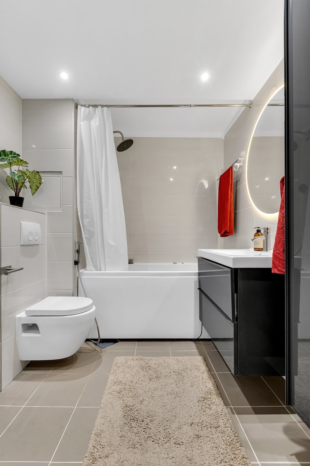 Helhetsinntrykk av badet med gode materialvalg og ryddig uttrykk. Galleribilde