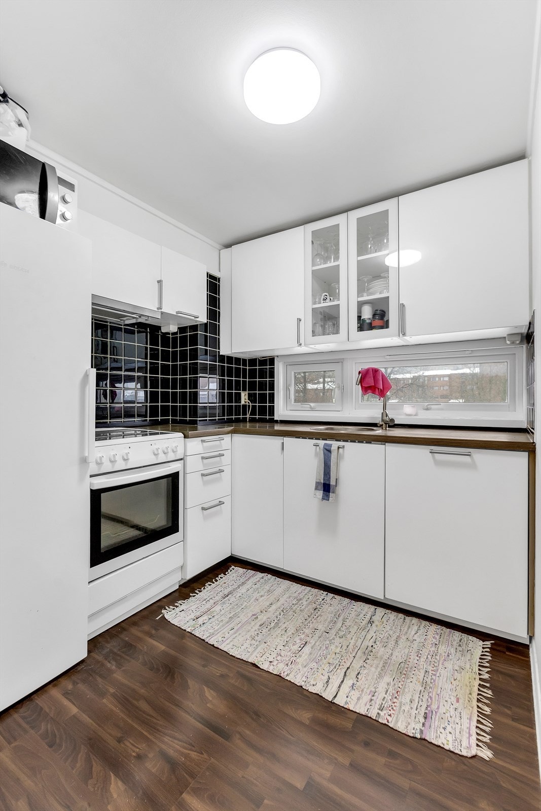 Kjøkkenet fra inngangen - lett å se den smarte utnyttelsen av plassen og den gode arbeidsflyten. Galleribilde