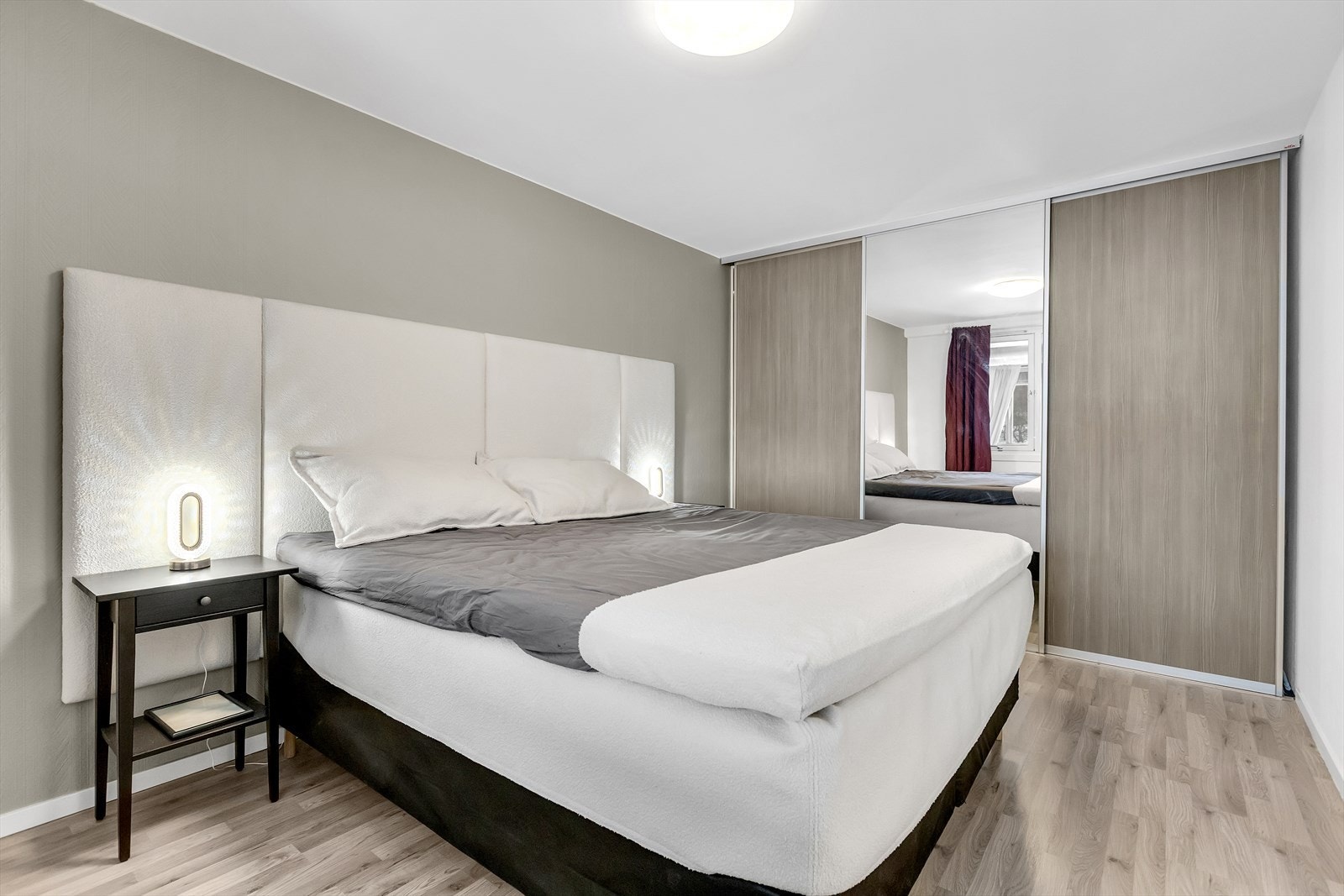 Det er stor og romslig garderobeløsning på soverommet. Galleribilde