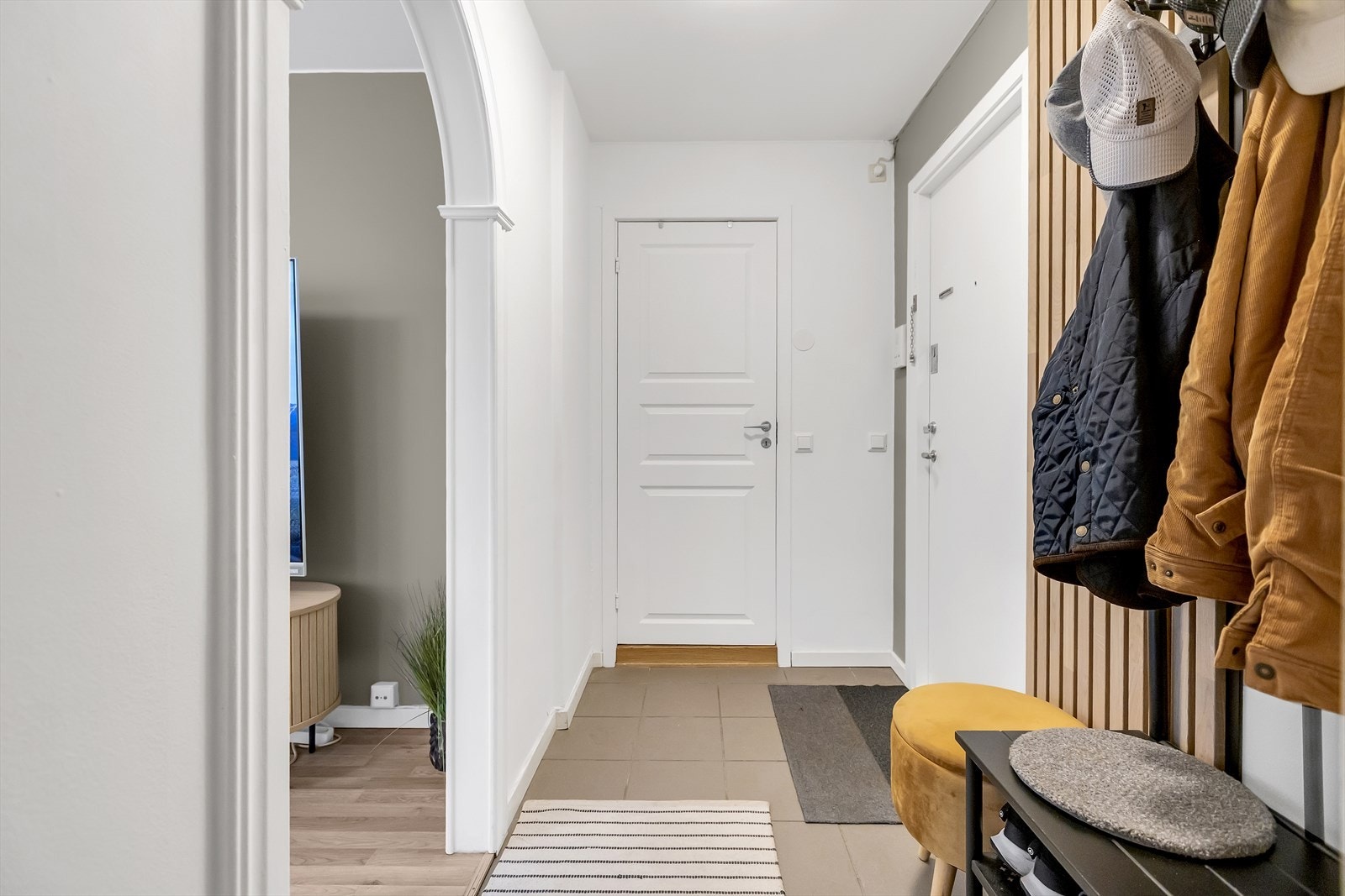 Velkommen inn! Inngangsparti med knagger og sittemulighet - enkelt å holde orden i hverdagen. Galleribilde