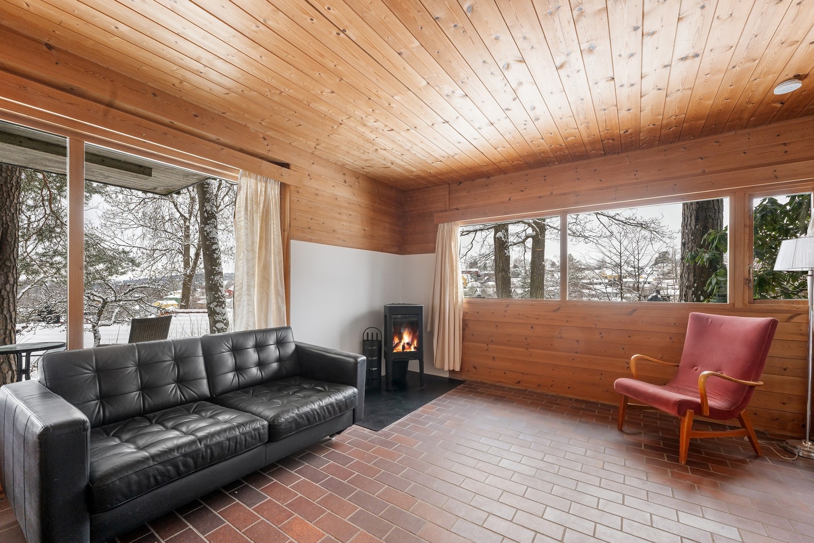 Utleiedel med separat inngang, eget soverom, flislagt bad/wc, te-kjøkken samt utgang til terrasse og hage. Galleribilde