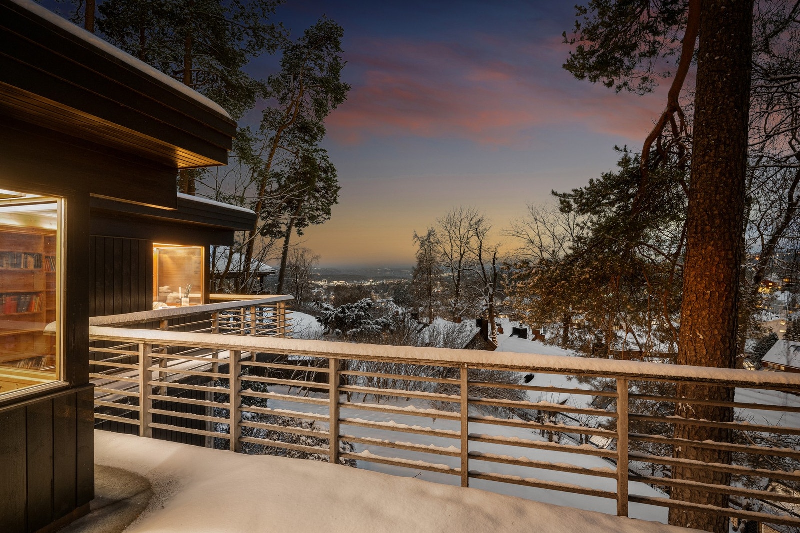 Veranda med utgang fra stuen via stor skyvedør. Galleribilde