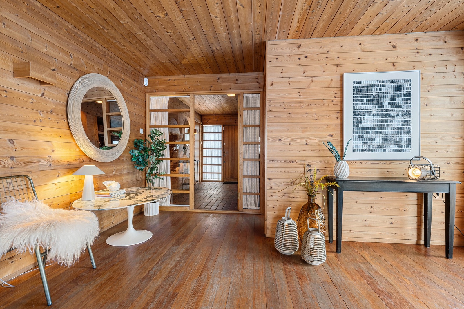 Huset bader i sollys via store vindusflater. Galleribilde