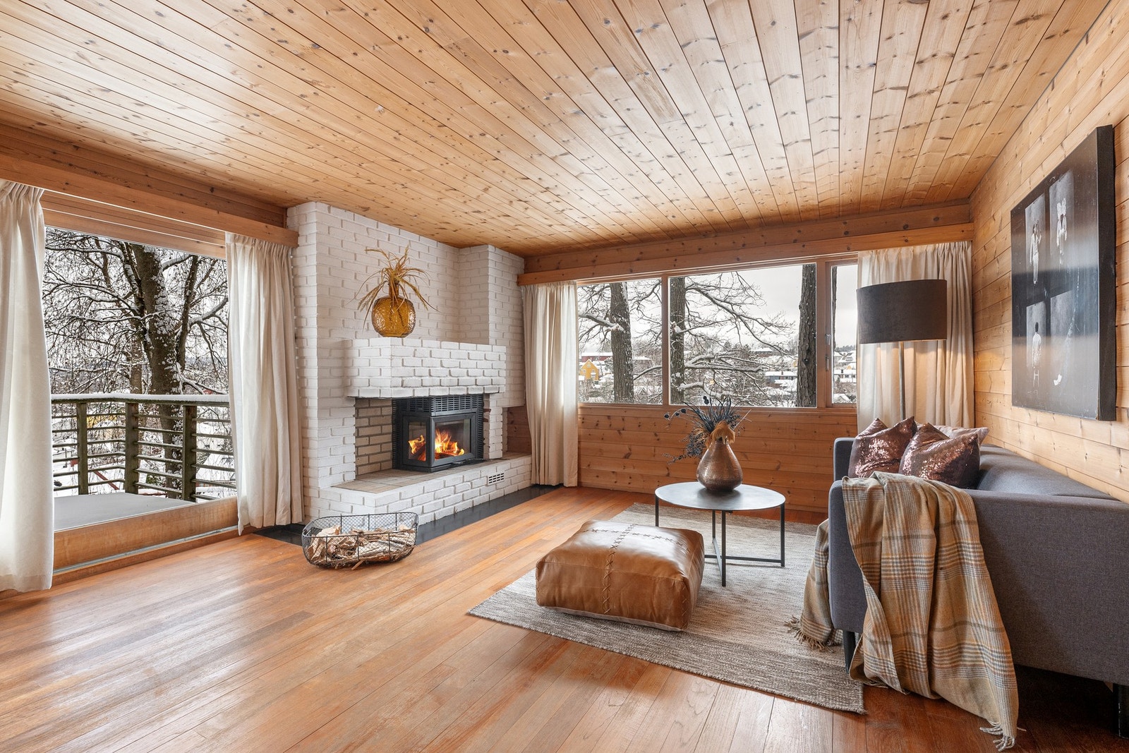 Stuen med peis. Galleribilde