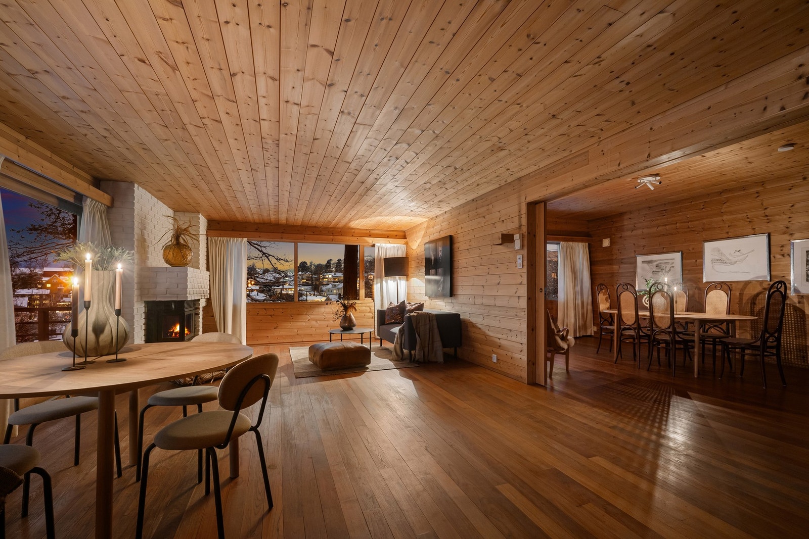 Innbydende bolig som gjør seg meget godt, både dag og kveld. Galleribilde