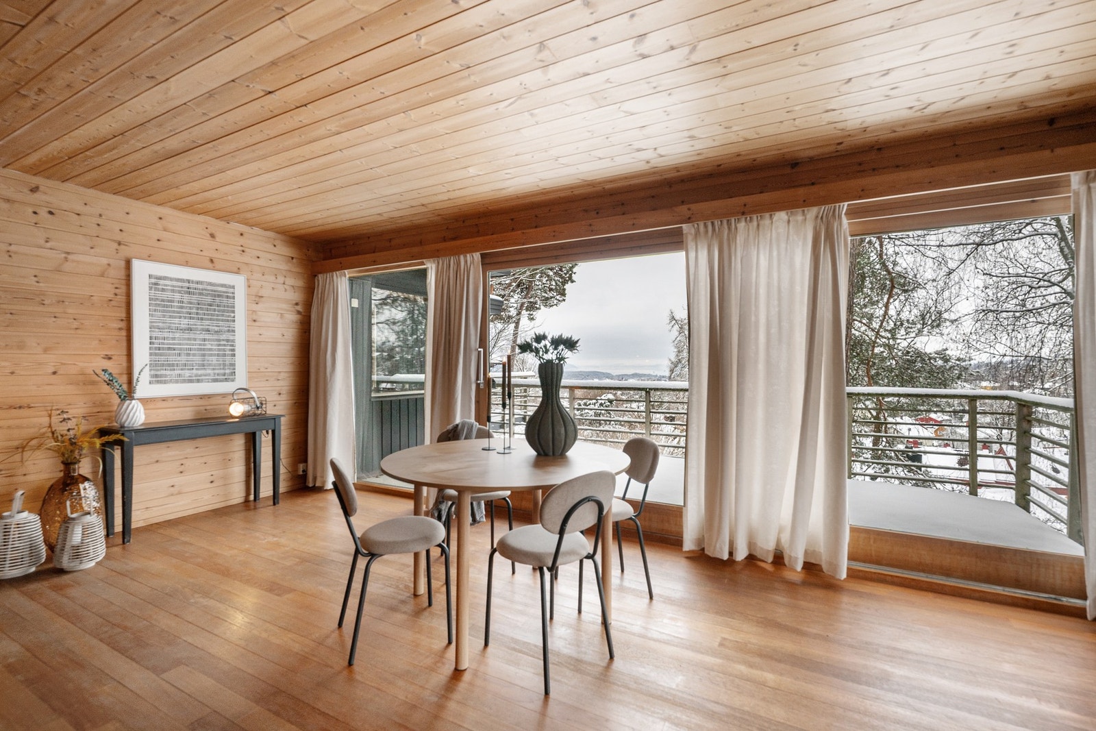 Romslig stue med utgang til veranda. Galleribilde