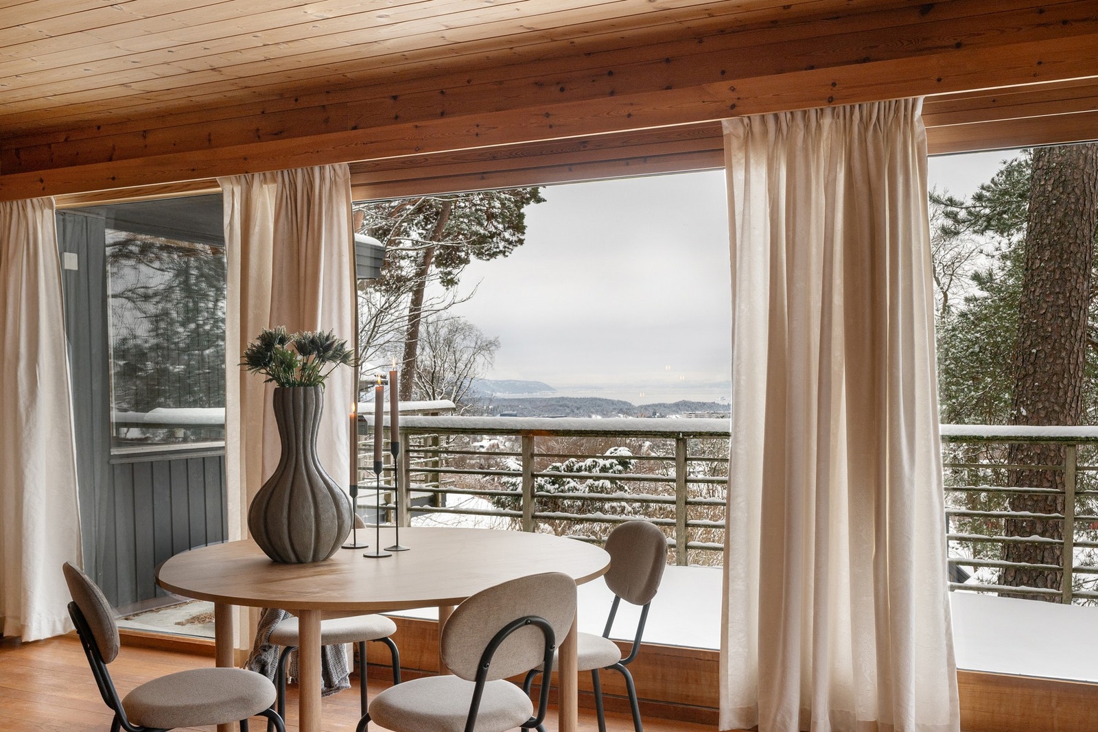 Utsikten kan også nytes innenifra både fra stuen og spisestuen. Galleribilde