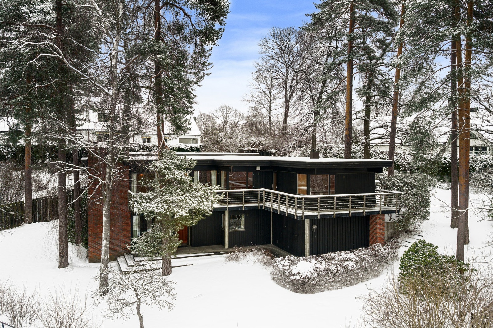 Arkitekturen er tilpasset tomtens naturlige kvaliteter og fasaden kjennetegnes av en gjennomtenkt kombinasjon av form og funksjon. Galleribilde