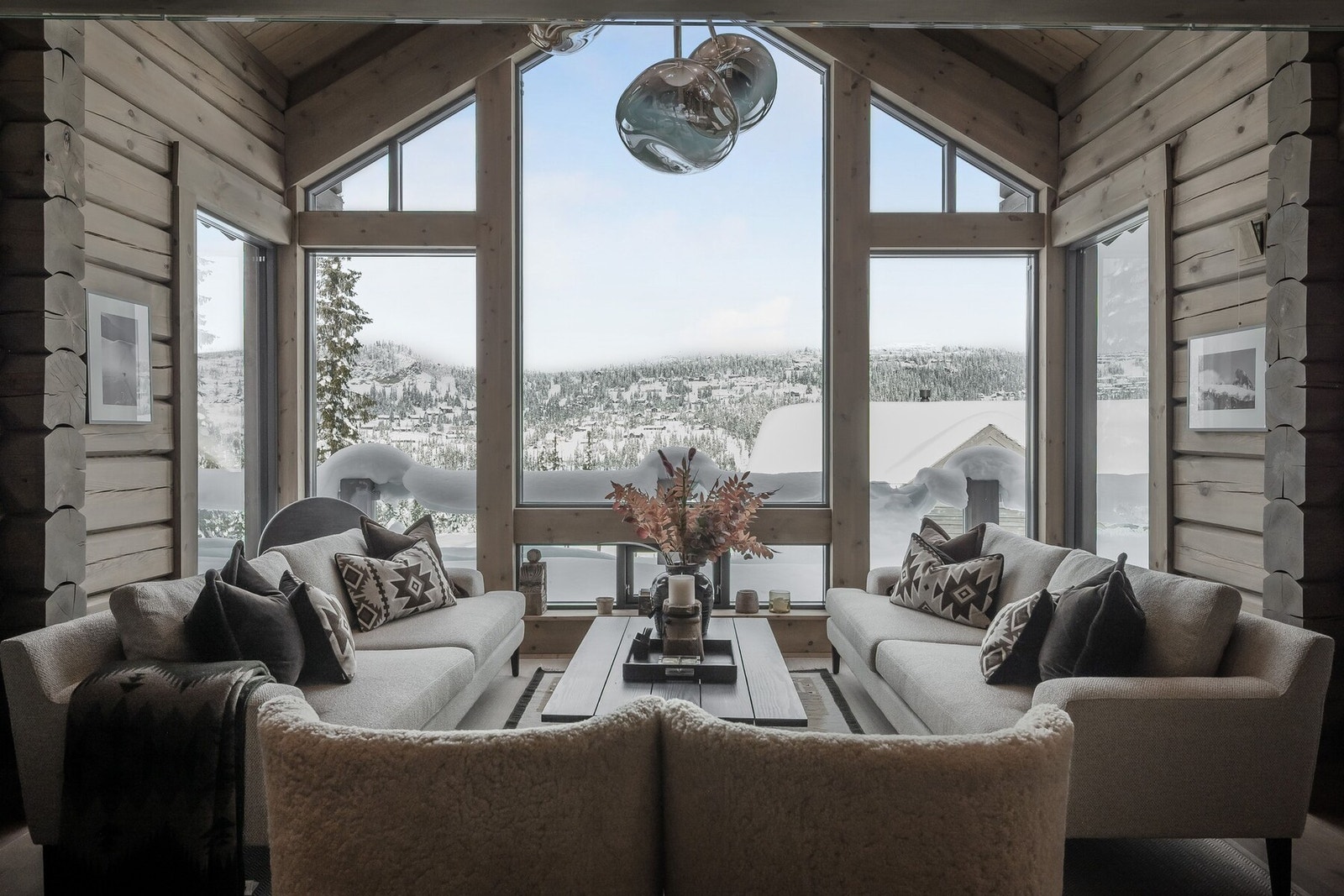 Vakker utsikt og storslått stemning i stuen. Galleribilde