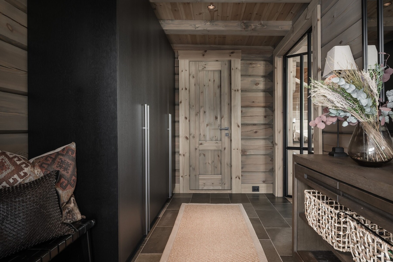 Romslig entree med stort garderobeskap. Galleribilde