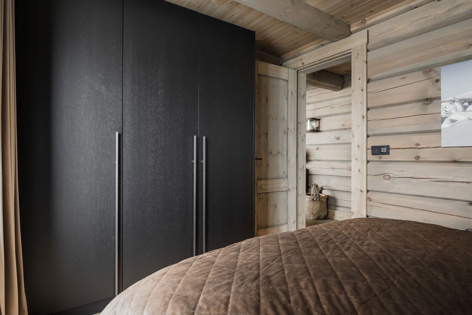 Store garderobeskap for oppbevaring. Galleribilde