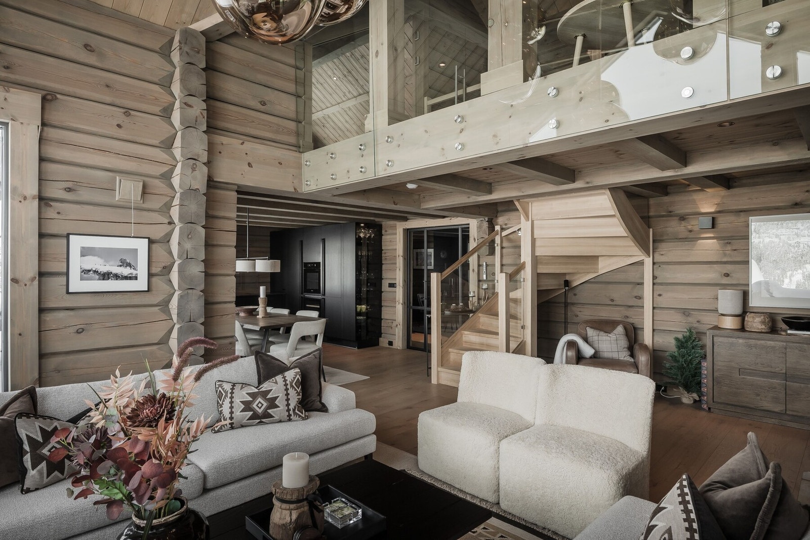 I stuen er det svært god takhøyde Galleribilde