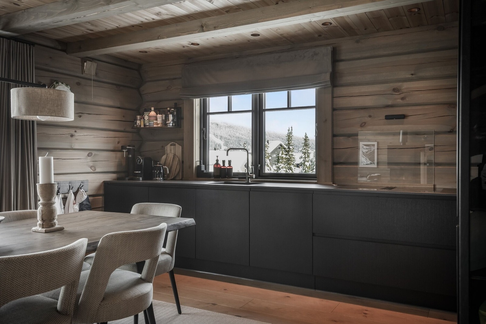 Stilig mørkt kjøkken med god benke- og oppbevaringsplass. Galleribilde