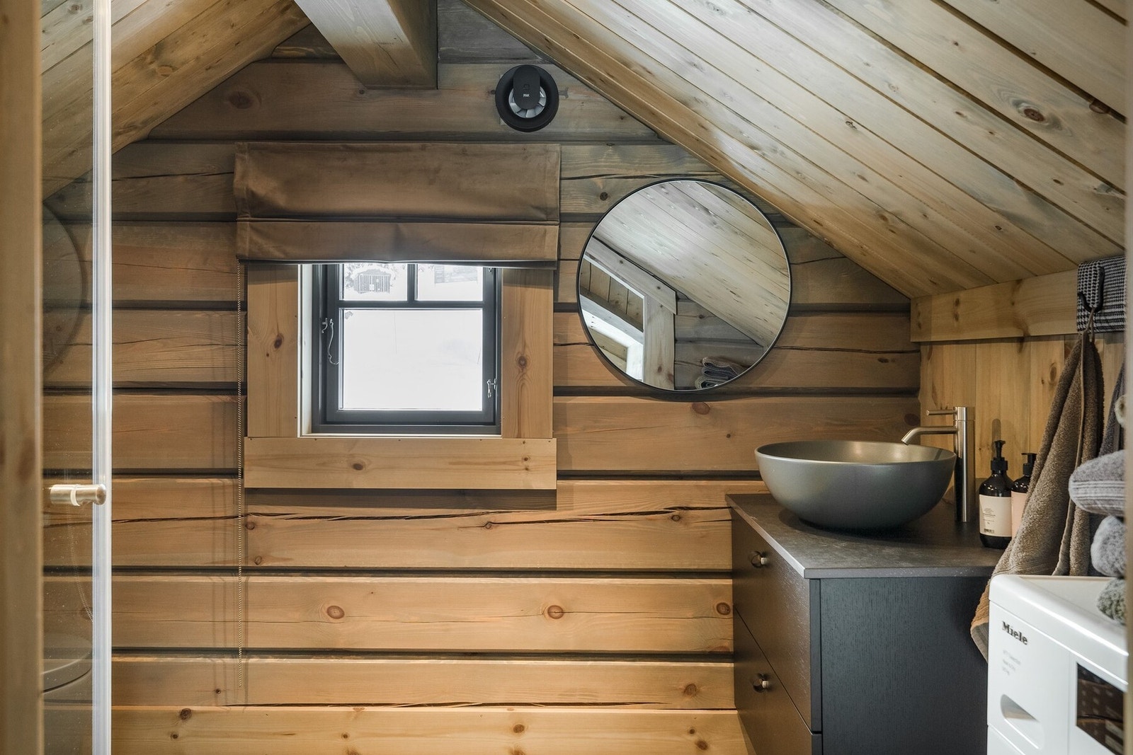 Bad i 2. etasje med opplegg for vaskemaskin. Galleribilde