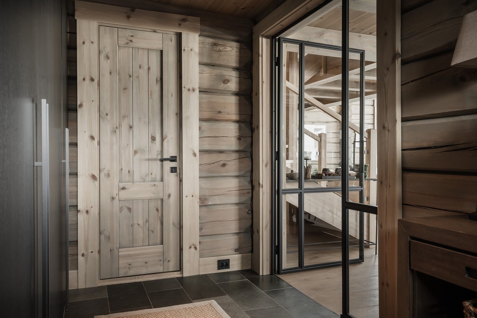 I entreen er det plass til å sette fra seg sko og henge fra seg yttertøyet. Galleribilde